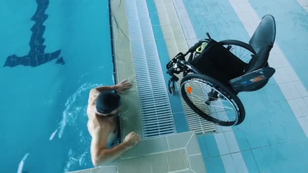 Disabled man gets out of the swimming pool — Stock Video