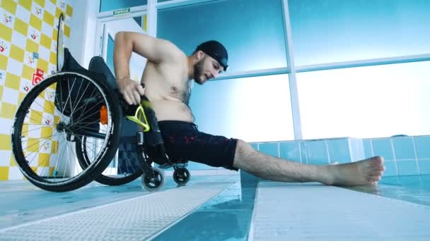 Homme handicapé obtient dans son fauteuil roulant après être sorti de la piscine — Video