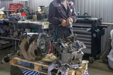 Mekanik bir araba bakım merkezi arabada motor vana bloğunu onarır