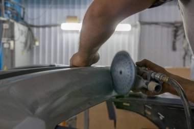 Araba parçası bir daire testere ile mekanik el ele