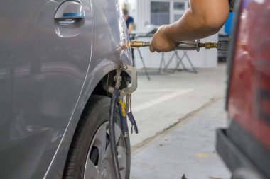 Mekanik eller ezik araba vücut üzerinde özel bir vakum cihazı ile düzeltmek.