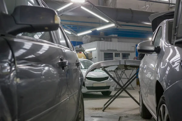 Auta parkují v garáži auto opravy obchody — Stock fotografie