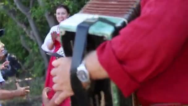 Krasnovidovo, Russia - August 2018, - man in Russian folk costume plays accordion — Stock Video