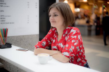 Bob saç kesimi ikindilerde bir kafede oturan güzel kızla