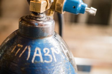 Silindir Gaz fabrikası ile. Silindir üzerinde yazıt: plazma