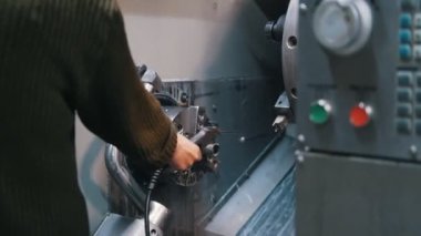 Bir sıvı ile torna makine operatörünün temizler