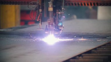 Freze makinesi metal keser ve sparks bir sürü spews