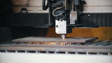 Otomatik freze tezgahı, yavaş yavaş metal yüzey keser