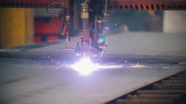 Die Fräsmaschine schneidet Metall und sprüht jede Menge Funken — Stockvideo