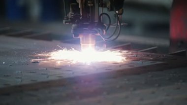 Freze makinesi metal bir yüzeye dokunarak sparks bir sürü saçılma işler