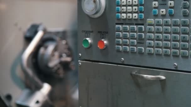 El panel de control del torno en la fábrica — Vídeo de stock