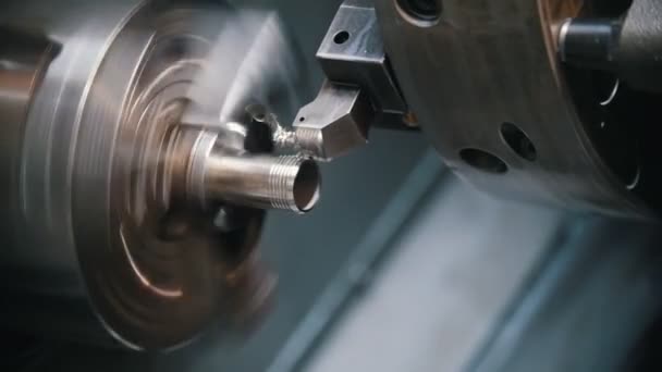 Authomatic lathe drill the thread and rounds the edges of the part — Stock Video