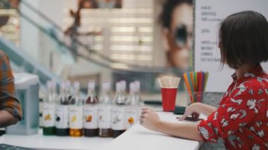 Müşteri bir sipariş gülümseyen bir barista elinden aldı.