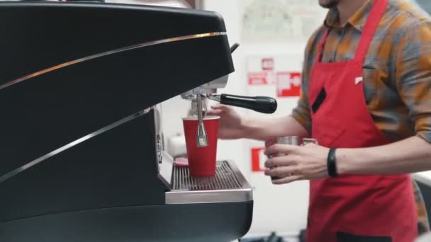 バリスタは、コーヒーの家のコーヒー メーカーからコーヒーを注ぐ — ストック動画