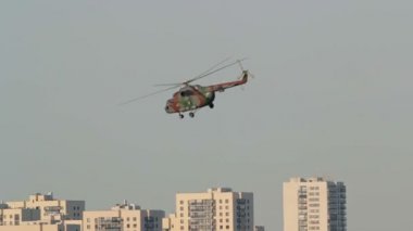 Kazan, Rusya gökyüzünde atıcılık Federasyonu - Ağustos 2018, - air Show'da Kazan şehir üzerinde askeri helikopter Mi-8 tarafından konuşma
