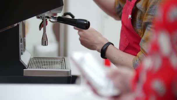 Barista limpa uma máquina de café em uma cafeteria. Nenhum rosto mostrado — Vídeo de Stock