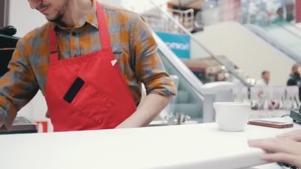 Barista våtservetter av kaffebryggare och gör sitt jobb på ett kafé. — Stockvideo