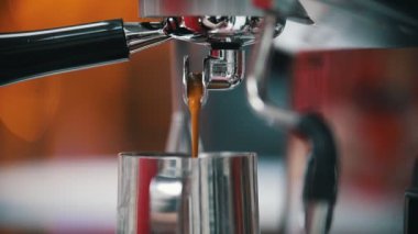 Espresso kahve makinesi dökme. Orta kavrulmuş. Yakın çekim. Ağır çekim