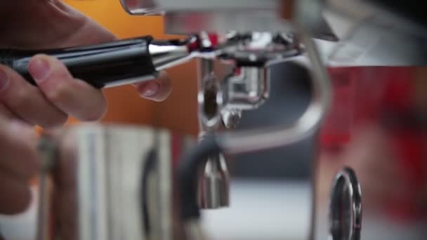 Nahaufnahme von Espresso aus Kaffeemaschine. — Stockvideo