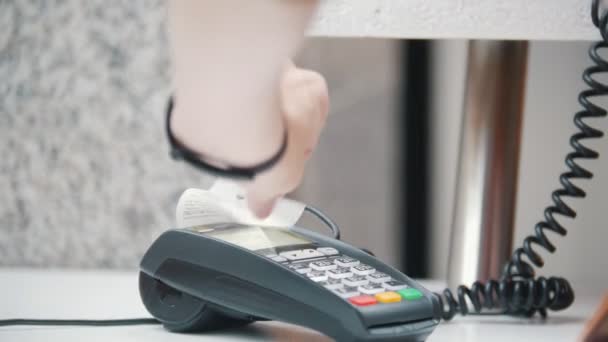 Kreditkortstransaktion försäljning, kassören tårar checken — Stockvideo