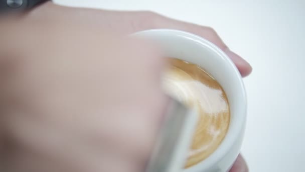 Barista macht eine Latte Art, Rosettenform — Stockvideo