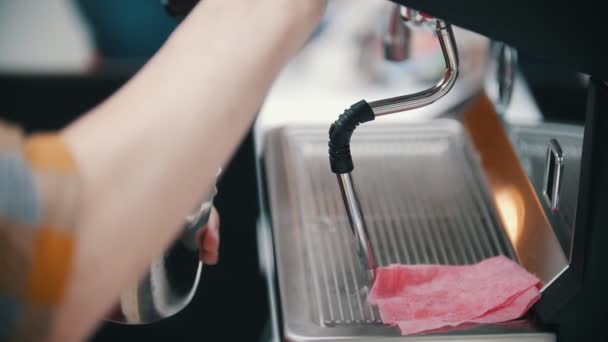 Barista liberar el vapor de la máquina de café en una cafetería . — Vídeos de Stock