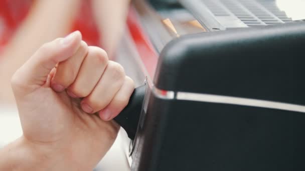 Barista trekt de hendel om de stoom uit koffiemachine vrij te geven. — Stockvideo