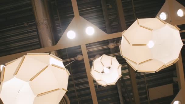 Il lampadario creativo pende sopra il soffitto, vista dal basso — Video Stock