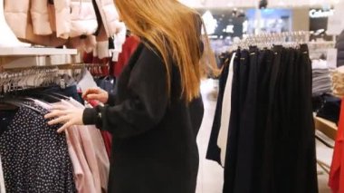 Alışveriş Merkezi çevresinde yürüyüş ve seyir için bir giyim güzel kız