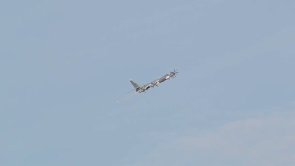 Gray plane with screws flying in the middle of a clear cloudless sky — Stock Video