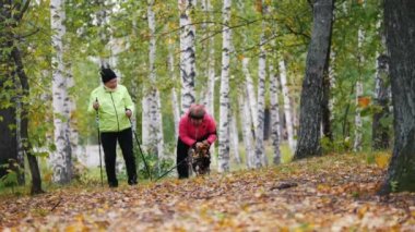 Olgun kadın atar yapraklarda her diğer İskandinav bir yürüyüş sırasında