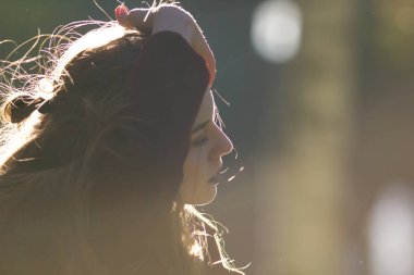 Güzel kızın saçlarını düzeltir. Kontur aydınlatma.