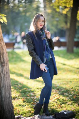 Kırmızı ruj ayakta Park ile güzel kız bardaklarda.