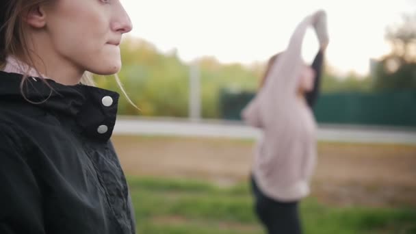 Junges akrobatisches Mädchen zeigt ihre Dehnung — Stockvideo