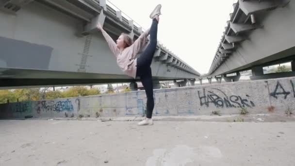 Mladá dívka akrobatické provádějící akrobatické stojan. Zpomalený pohyb — Stock video