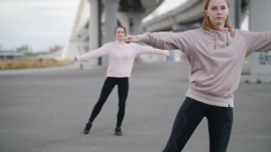 Zaman uyumlu olarak gerçekleştirmek bale spin genç akrobatik kız