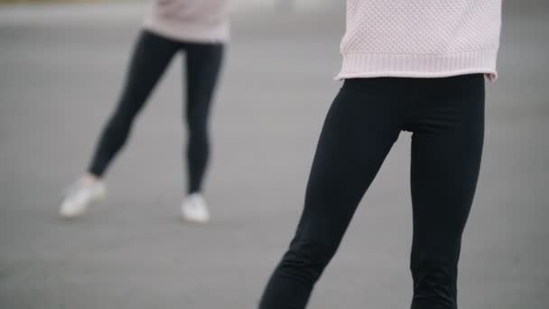 年轻的杂技女郎同步表演芭蕾旋转。没有显示的面孔 — 图库视频影像
