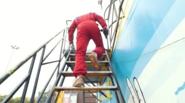 Kırmızı kostümlü aerodinamik tüp doğru yukarı bizzat