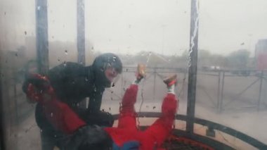 Aerodinamik tüp. Eğitmen kişi içinde uçmayı gösterir.