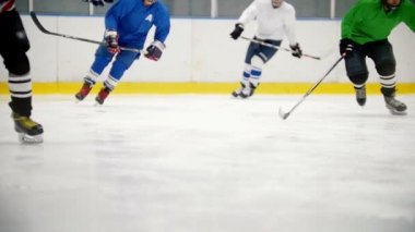 Hokey oyuncuları hızlı bir şekilde eğitim sırasında buz üzerinde çalıştırın. Yüzleri görüntülemek
