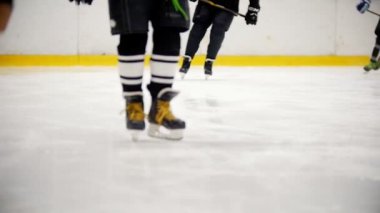 Buz pateni eğitim sırasında sürme hokey oyuncusu. Bacaklar görünümünü