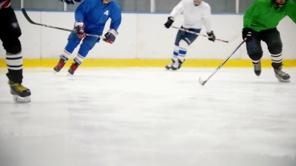 Los jugadores de hockey corren rápidamente en el hielo durante el entrenamiento. Vista sin rostros — Vídeos de Stock