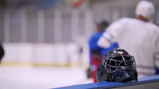 Ijshockey. Close-up van hockey schaatsen. De hockeyspeler doet het remmen op het ijs. — Stockvideo