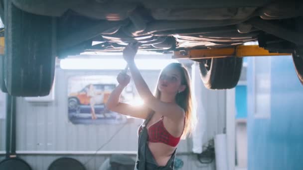 Sexy mecânica menina repara o carro com uma chave — Vídeo de Stock