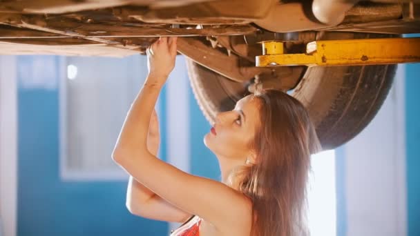 Sexy fille mécanicien fixer la voiture avec une clé — Video