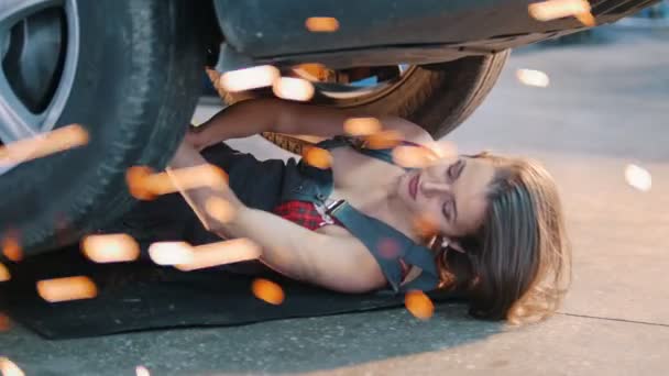 Sexy ragazza meccanica sdraiato sotto l'auto e fissarlo al rallentatore — Video Stock