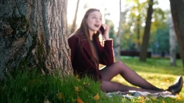 battaniye ve Evet güzel kız oturuyor