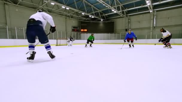 Uma equipa a jogar hóquei no gelo durante o treino. Movimento lento . — Vídeo de Stock