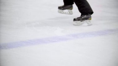 Hokey oyuncusu geriye doğru sürmek ve buz çizilmemesi bir hokey alanının buza yavaşlar
