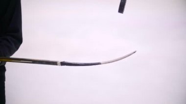 Puck hokey sopası üzerinde yukarı atma hokey oyuncusu